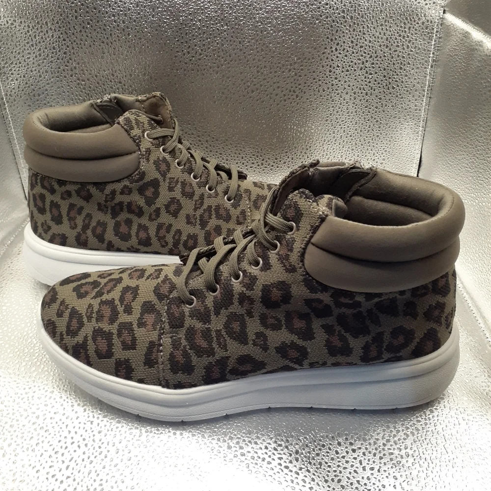 New Clark's Dark Olive Green Animal Print Ezra Tie Ankle Boots Women's Size 8.5